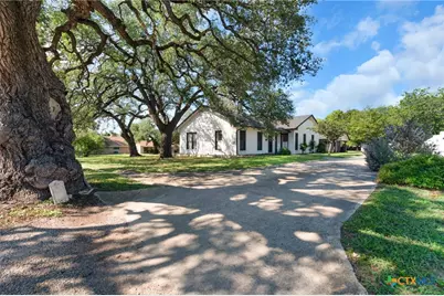 106 S Howe Street, Lampasas, TX 76550 - Photo 3