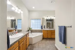 810 Bluff Ridge Ct, New Braunfels, TX 78132 - Photo 37