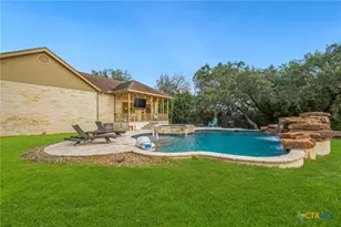 810 Bluff Ridge Ct, New Braunfels, TX 78132 - Photo 5
