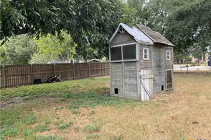 121 E 15th St, Shiner, TX 77984 - Photo 15