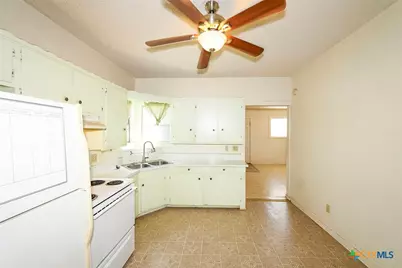 242 E Austin Street, New Braunfels, TX 78130 - Photo 11