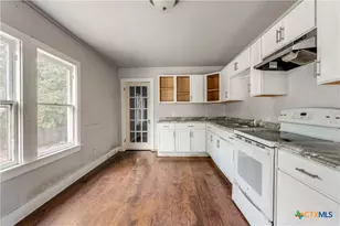 712 S Austin St, Seguin, TX 78155 - Photo 9