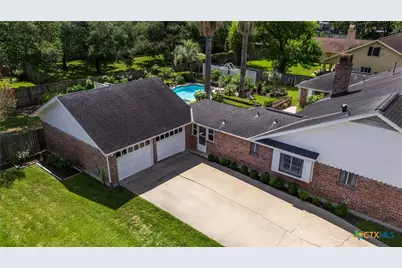 203 Whispering Creek Street, Victoria, TX 77904 - Photo 3