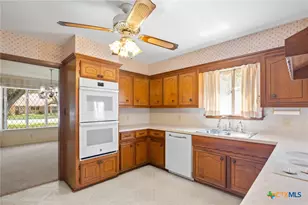 203 Whispering Creek St, Victoria, TX 77904 - Photo 9