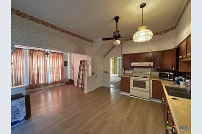 304 W Krezdorn Street, Seguin, TX 78155 - Photo 7