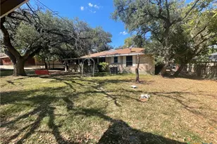 1304 W Ave B, Lampasas, TX 76550 - Photo 37