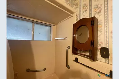 1304 W Avenue B, Lampasas, TX 76550 - Photo 31