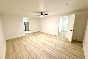 2204 W San Antonio St, New Braunfels, TX 78130 - Photo 9