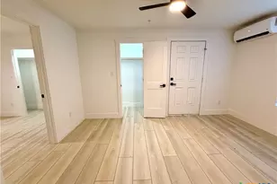 2204 W San Antonio St, New Braunfels, TX 78130 - Photo 5