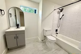 2204 W San Antonio St, New Braunfels, TX 78130 - Photo 9