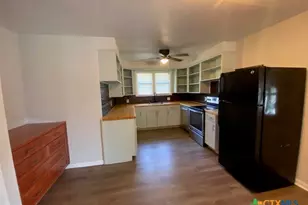 111 N Cedar Ave, Luling, TX 78648 - Photo 5