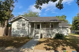 111 N Cedar Ave, Luling, TX 78648 - Photo 1