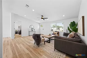 404 E Pecan St, Taylor, TX 76574 - Photo 5