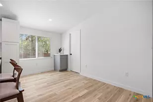 404 E Pecan St, Taylor, TX 76574 - Photo 9