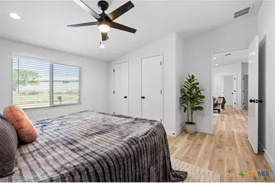 404 E Pecan Street, Taylor, TX 76574 - Photo 11