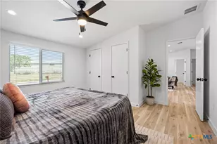 404 E Pecan St, Taylor, TX 76574 - Photo 11