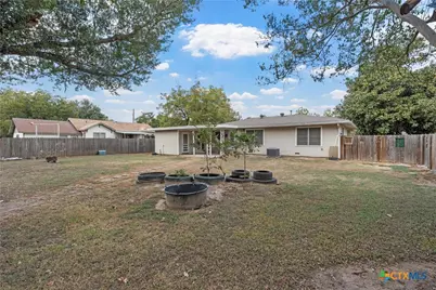 803 E 15th Street, Cameron, TX 76520 - Photo 23