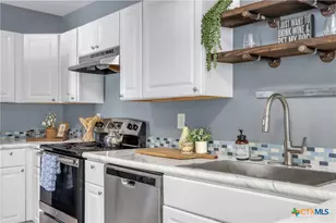 810 N Goodrich St, Seguin, TX 78155 - Photo 9