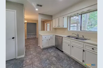 214 Williamsburg Avenue, Victoria, TX 77904 - Photo 9