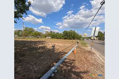 558 W Kingsbury Street, Seguin, TX 78155 - Photo 5