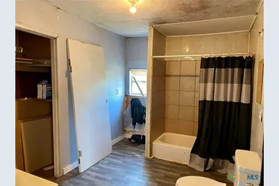 517 S Center, Marion, TX 78124 - Photo 7