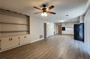 273 Meadow Ave, New Braunfels, TX 78130 - Photo 3