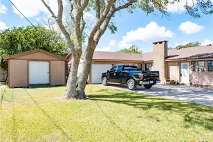 1704 Jackson St, Port Lavaca, TX 77979 - Photo 3