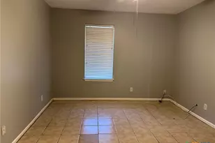 1051 Country Club Dr, Seguin, TX 78155 - Photo 5