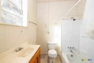 936 Water St, Gonzales, TX 78629 - Photo 9