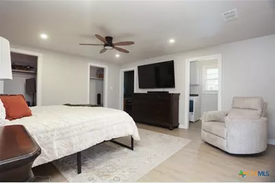 621 E Hackberry Street, Seguin, TX 78155 - Photo 9