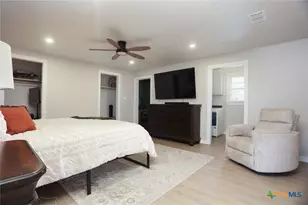 621 E Hackberry St, Seguin, TX 78155 - Photo 9