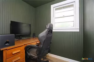 621 E Hackberry St, Seguin, TX 78155 - Photo 21