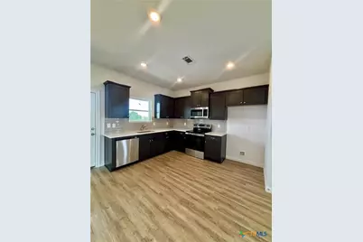 638 Swallow, Palacios, TX 77465 - Photo 5