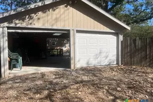 606 Schwab St, Yoakum, TX 77995 - Photo 11