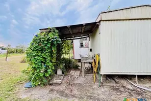 848 Margie Tewmey Rd, Port Lavaca, TX 77979 - Photo 5