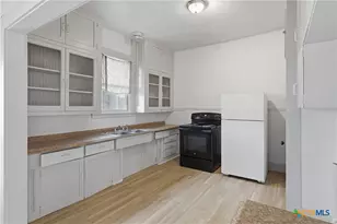 613&615 E Ct St, Seguin, TX 78155 - Photo 9