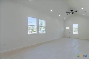 624 Stratton Ave, Seguin, TX 78155 - Photo 9