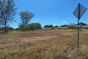 921 Country Club Dr, Seguin, TX 78155 - Photo 3