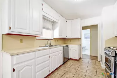 121 Hillcrest Drive, Luling, TX 78648 - Photo 9