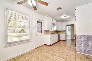 121 Hillcrest Dr, Luling, TX 78648 - Photo 7