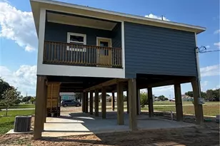 423 Calumet, Palacios, TX 77465 - Photo 3