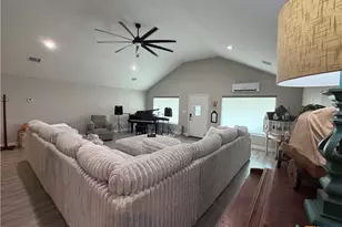 1116 S 2nd St, Floresville, TX 78114 - Photo 5