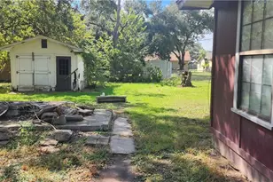 604 Davis St, Edna, TX 77957 - Photo 25