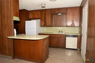 1005 Campbell St, Lampasas, TX 76550 - Photo 3