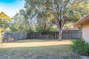 2101 E Mistletoe Ave, Victoria, TX 77901 - Photo 5