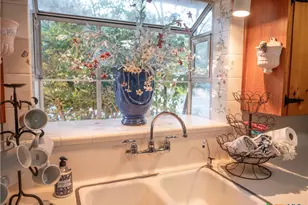 2101 E Mistletoe Ave, Victoria, TX 77901 - Photo 11