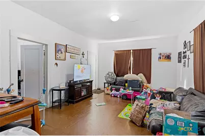 603 E Court Street, Seguin, TX 78155 - Photo 9