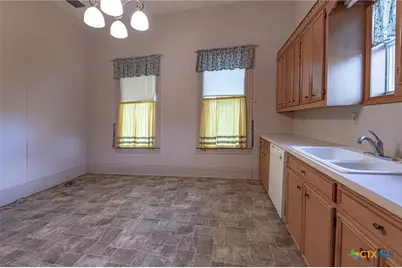 1306 N Avenue G, Shiner, TX 77984 - Photo 13