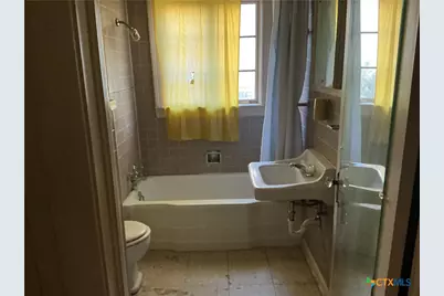 407 Wisteria Avenue, Victoria, TX 77901 - Photo 9