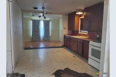 609 E Sarah Street, Cuero, TX 77954 - Photo 5